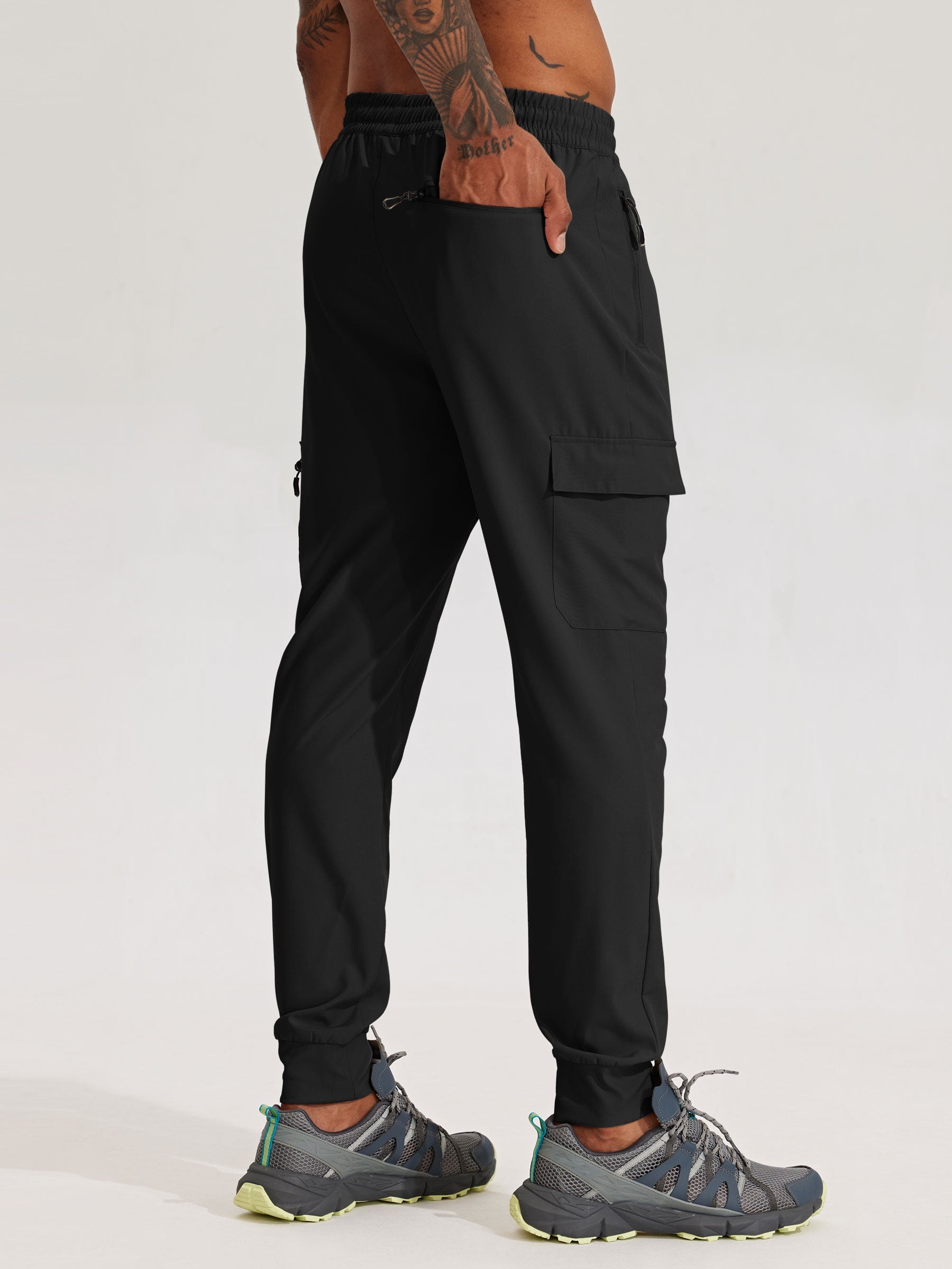 Men's Lightweight Cargo Hiking Running Joggers_Black_model2