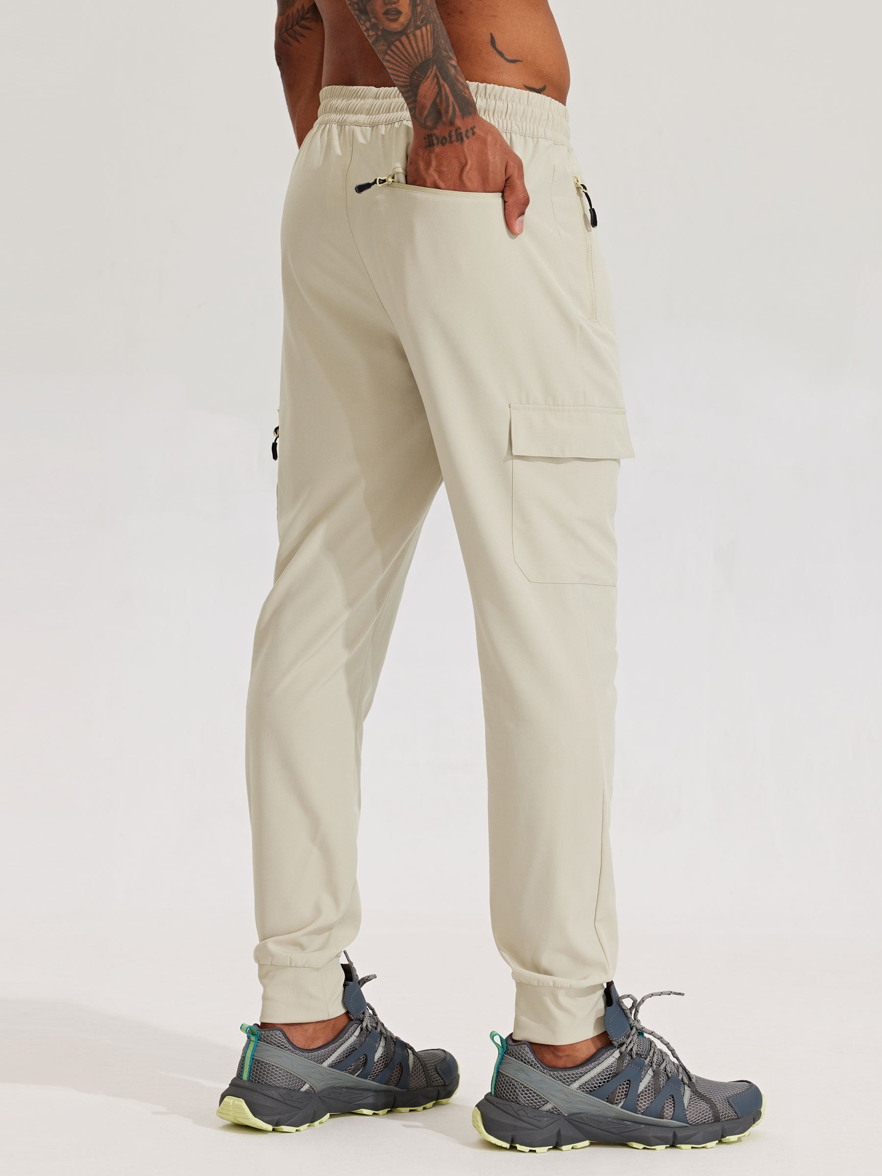 Men's Lightweight Cargo Hiking Running Joggers_Khaki_model2